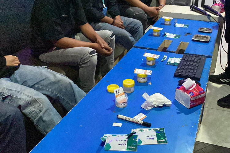 Petugas-sedang-melakukan-tes-urin-kepada-karyawan-kafe-karaoke-b.jpg