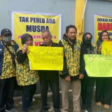 Aksi Poster Pendaftaran Bacalon Musda Golkar Kota Malang, Kader Tuntut Sesuai AD/ART