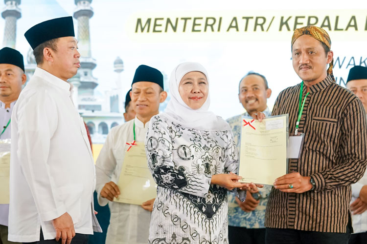 Pemprov Jatim Serahkan 2532 Sertifikat Tanah Wakaf dan Tempat Ibadah