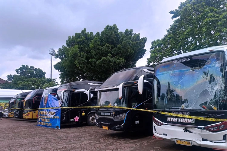 Bareskrim Sita 7 Unit Bus Hasil Pencucian Uang dari Impor Baju Bekas Ilegal
