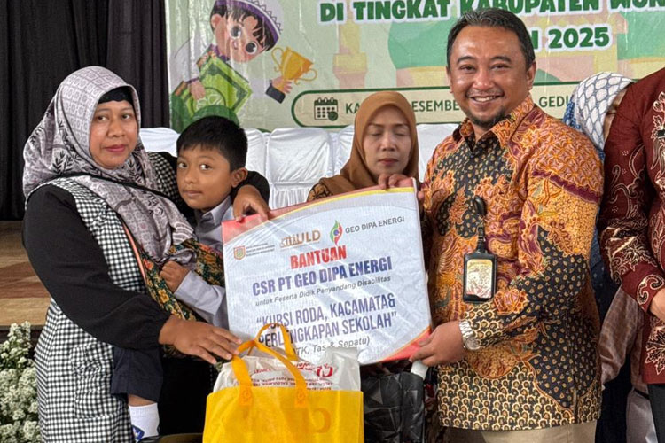 Penyerahan-bantuan-pendidikan-bagi-anak-disabilitas-dari-PT-Geo-Dipa-Energi-Unit-Dieng-c.jpg