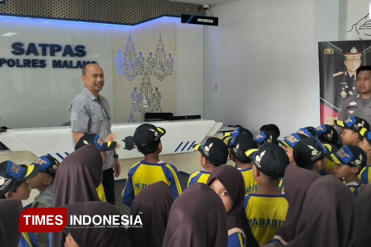 Outing Class MI Al Hikmah, Siswa Belajar Tertib Lalu Lintas di Satpas Polres Malang