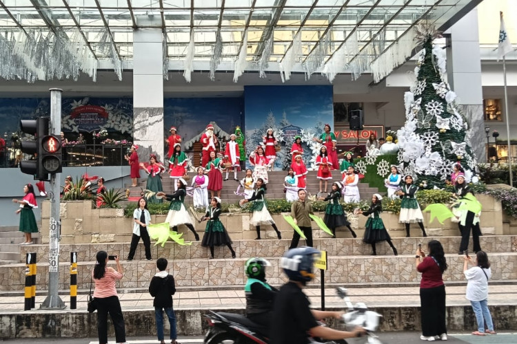 Parade Santa dan Aksi Sosial Warnai Perayaan Natal di Malang Town Square