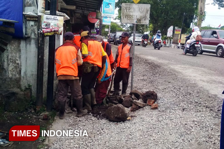 Peninggian Jalan Kepanjen-Pagak, Dinas PUBM Kabupaten Malang Normalisasi Drainase