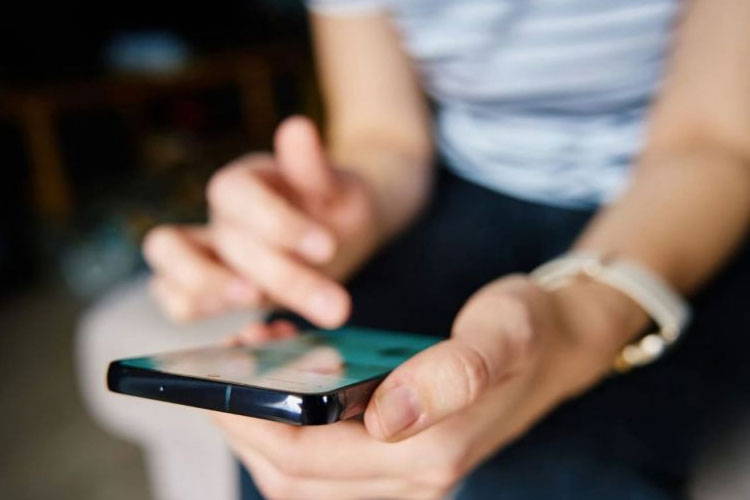 Tetap Waras di Tengah Media Sosial: Strategi Menjaga Kesehatan Mental