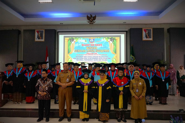 wisuda-siswa-Sekolah-Lansia-Bina-Keluarga-Lansia-a.jpg