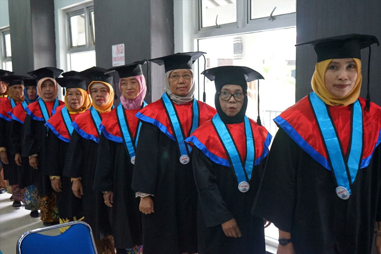wisuda-siswa-Sekolah-Lansia-Bina-Keluarga-Lansia-b.jpg