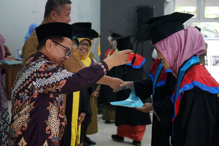 Unik Wisuda Siswa Sekolah Lansia Istiqomah Banjarnegara, Tertua Usia 82 Tahun