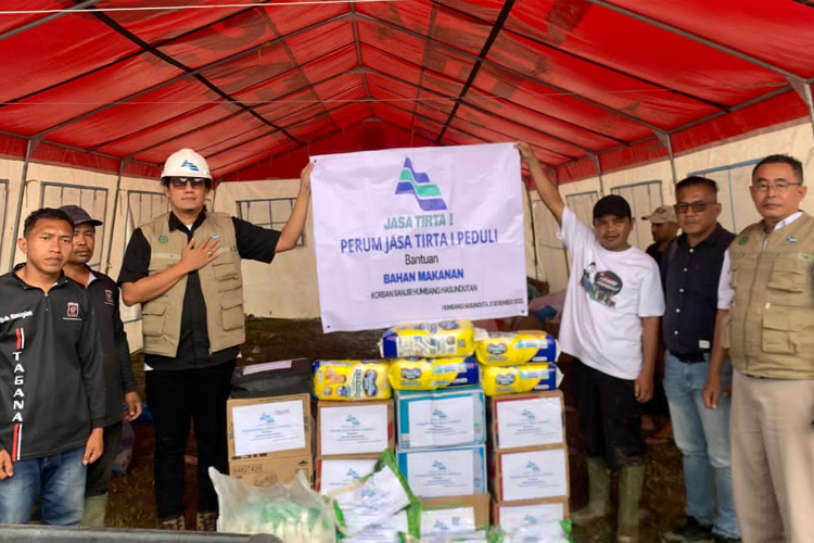 PJT I Salurkan Bantuan Kemanusiaan untuk Korban Banjir dan Longsor di Sumatera