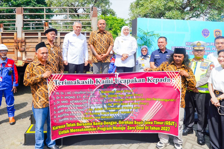 Gubernur Jatim Khofifah Terima Penghargaan Penanganan ODOL dari Menhub