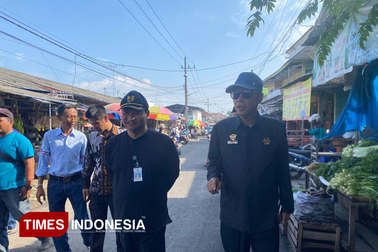 Wakil Ketua DPRD Banyuwangi Sidak Jalan Pasar Jagalan Rogojampi, Pedagang Apresiasi Pengaspalan