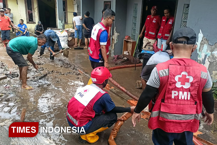 PMI Jember Normalisasi Sumur Warga Terdampak Banjir di Pakusari dan Kaliwates