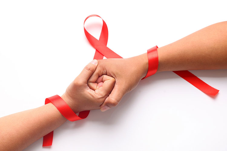 HIV Tidak Menular Melalui Interaksi Sosial, Begini Penjelasannya