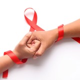 HIV Tidak Menular Melalui Interaksi Sosial, Begini Penjelasannya