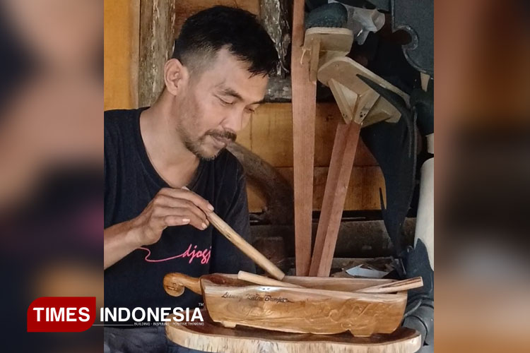 Dari Limbah Jati Jadi Miniatur Lesung, Kreativitas Aan Andriana Angkat Warisan Banjar