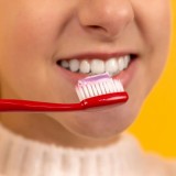 Gusi Berdarah Bukan Sepele: Alarm Penyakit yang Diam-Diam Menggerogoti