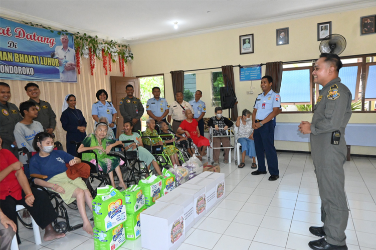 Sambut Natal, Lanud Abd Saleh Gelar Bakti Sosial dan Anjangsana