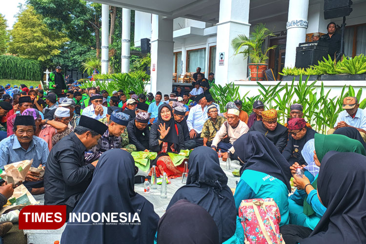 Sarapan Nasbung Bareng Warga, Cara Bupati Ipuk Rayakan Hari Jadi ke-254 Banyuwangi