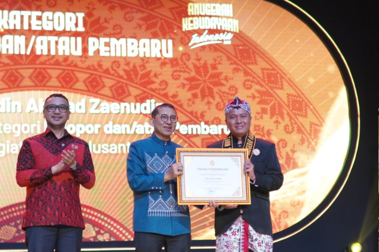Putra Lamongan Kenalkan Busana Khas Lamongan ke Level Nasional