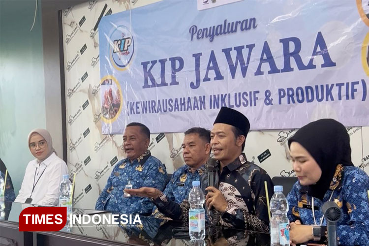 Ketua Komisi A DPRD Jatim Salurkan Bantuan KIP KPM JAWARA di Sidoarjo