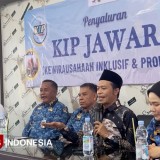 Ketua Komisi A DPRD Jatim Salurkan Bantuan KIP KPM JAWARA