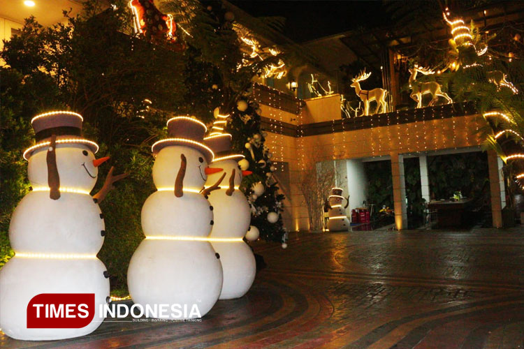 Di Kota Malang Ada Hiasan Natal 2025 Terpasang Hingga Meluber ke Jalan Raya