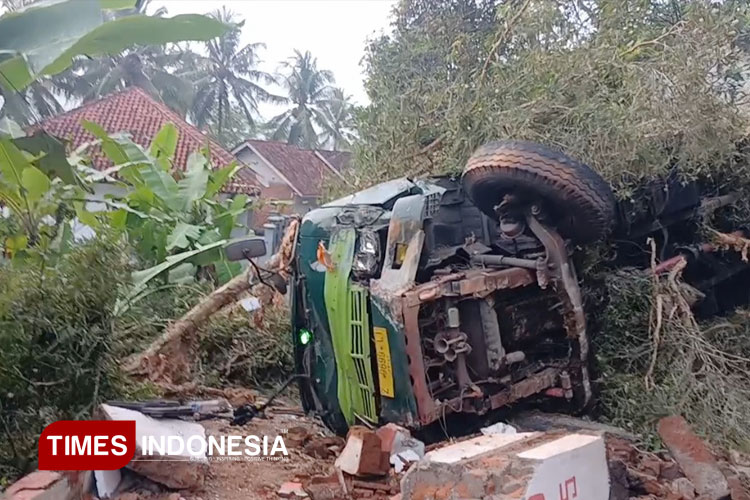 Gegara Microsleep, Truk Pengangkut Mie Instan Terguling di Kota Banjar