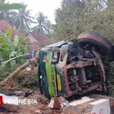 Gegara Microsleep, Truk Pengangkut Mie Instan Terguling di Kota Banjar