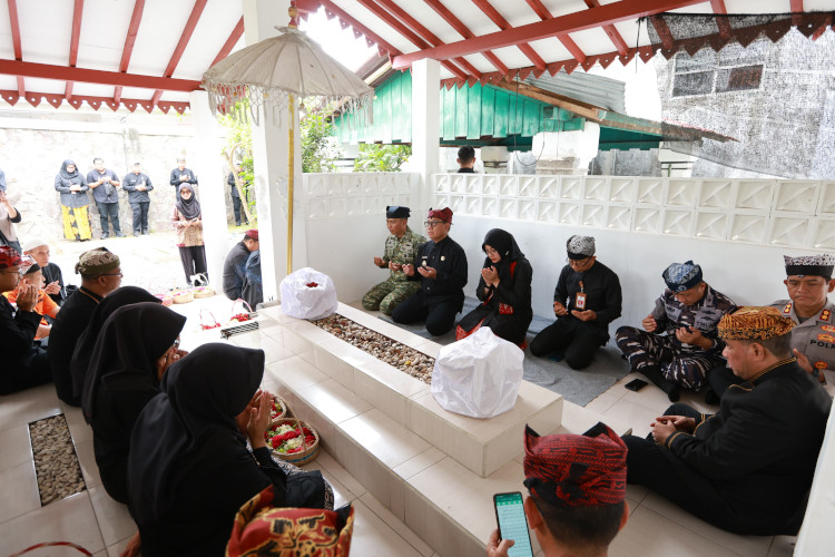 Hari Jadi Banyuwangi, Bupati Ipuk Ziarah Makam Para Pendiri Daerah