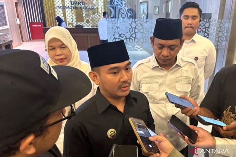 KPK Sita Ratusan Juta dari OTT Bupati Bekasi, Ayah Tersangka Juga Diamankan