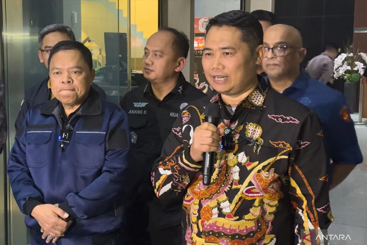 KPK Serahkan Dua Tersangka OTT Banten ke Kejagung, Termasuk Seorang Jaksa