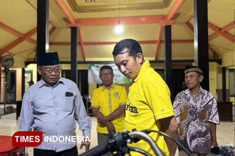 Adam Rusydi Serahkan Kendaraan Pengangkut Sampah di Sidoarjo