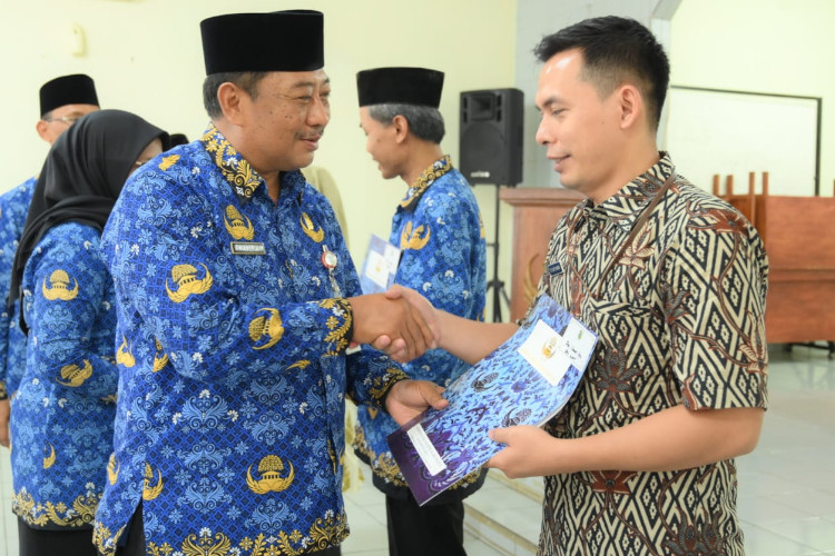 ‎Pj Sekda Banjarnegara Salurkan Dana Sosial Korpri kepada 284 ASN Kategori