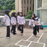 Siapkan Guru Kreatif, Mahasiswa PGSD UMG Praktik Pembelajaran Permainan Tradisional