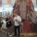 Sentuhan Magis Kain Motif AI dan Artefak Papua di Pohon Natal Raksasa UK Petra Surabaya