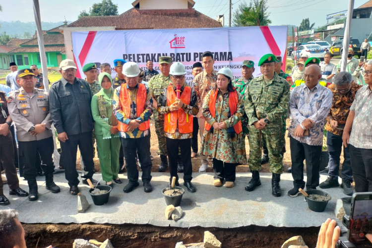Menteri Desa dan PDT Letakkan Batu Pertama Gedung Koperasi Merah Putih di Majalengka
