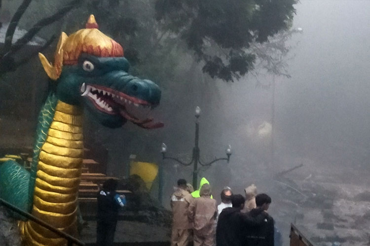 Diterjang Banjir, Jelang Libur Akhir Tahun 2025 Kolam Pemandian Air Panas Wisata Guci Tegal Ditutup