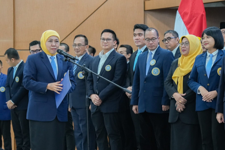 Gubernur Jatim Khofifah Resmi Pimpin IKA UNAIR 2025-2030, Siap Jadi Orkestrator Kolaborasi