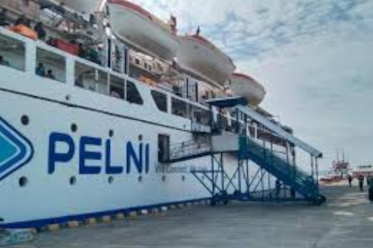 H-5 Natal, Arus Penumpang Pelni di Waingapu Masih Stabil