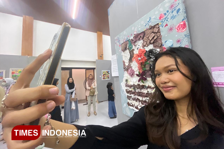 Puluhan Perempuan Ramaikan Pameran Lukisan Beautiful di Jombang