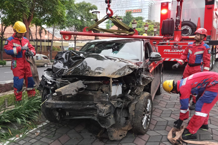 Diduga Mengantuk Mobil Honda HR-V Tabrak Pembatas Jalan di Wali Kota Mustajab