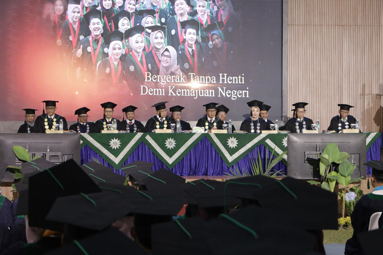 317 Sarjana Baru UM Bandung Diwisuda, Rektor Pesan Jadi 'Technopreneur Islami'
