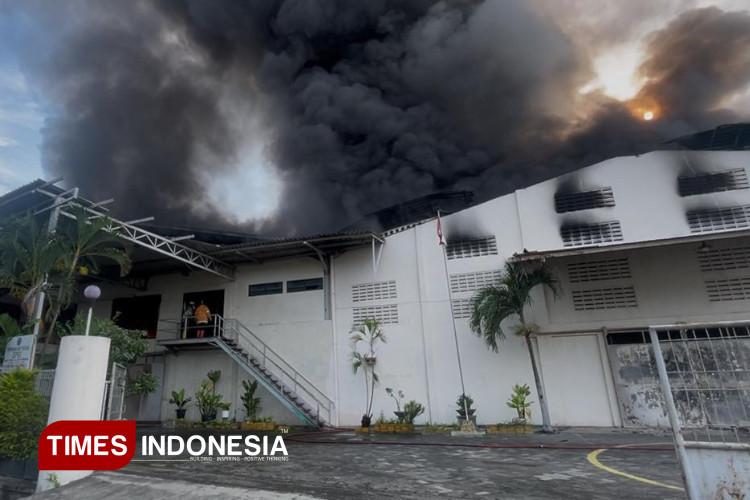 Pabrik Sepatu di Jombang Dilahap Si Jago Merah