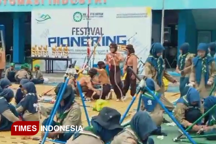 Kerja-sama-dan-keuletan-para-pandu-membuat-konstruksi-dalam-Festival-pionering-b.jpg
