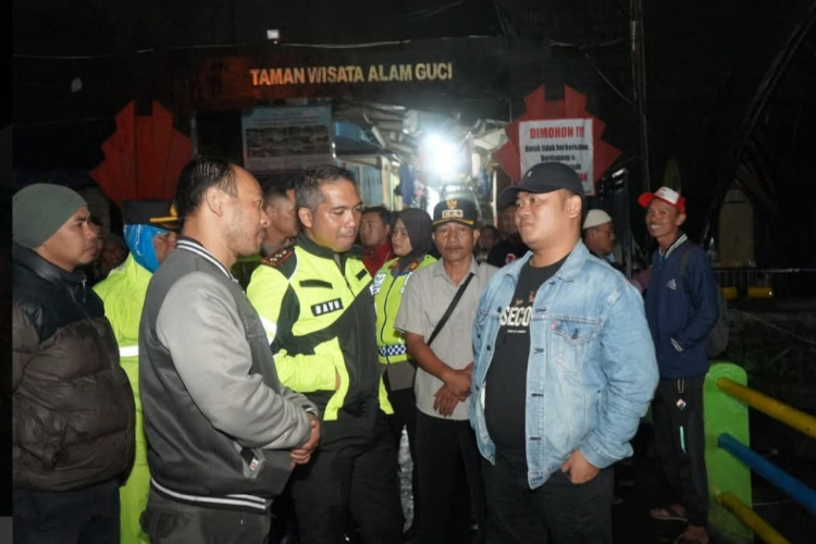 Bupati Tegal Pastikan Wisata Guci Aman Usai Banjir Bandang di Pancuran 13