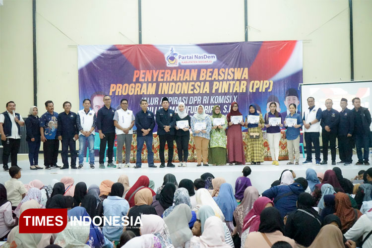 Lita Machfud Arifin Bersama NasDem Sidoarjo Salurkan 15.791 Beasiswa PIP Aspirasi