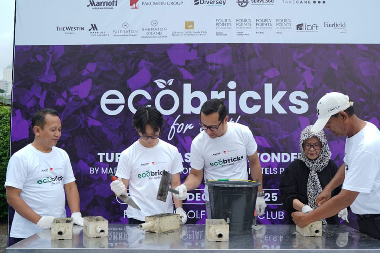 Ecobricks dan Upaya Mengubah Limbah Plastik Jadi Pondasi Kokoh Bagi Lingkungan
