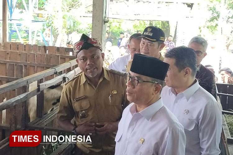 Tinjau Desa Plosowahyu, Mendes PDT: Koperasi Merah Putih Bukan Pesaing Warung Warga dan BUMDes