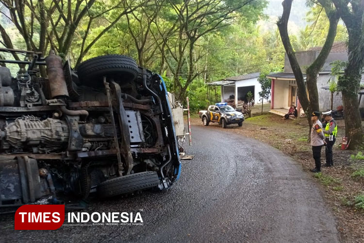 Jalur Ekstrem JLS Pacitan Bikin Truk Pertamina Terjungkal hingga Melintang