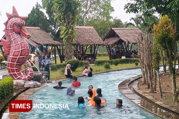 Sejumlah-wisatawan-saat-berada-di-Destinasi-Wisata-Air-Tee-Jay-Water-Park-c.jpg